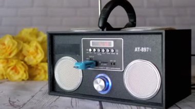 USB Flaş bellek Modern bir ses kayıt cihazının yuvasına yerleştirildi. Müzik dosyaları dinlemek, radyoda taşınabilir bir USB bellek kullanmak, tuşları, hoparlörleri olan bir çalar. Müzik, dosyalar.