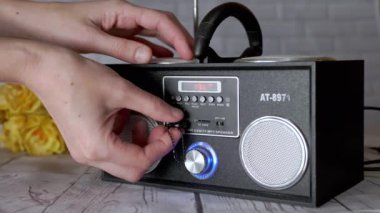 Bir Radyonun Bağlantısı 'ndan USB USB bellek çıkaran Kadın Eller, Oyuncu. Müzik dosyalarını dinlemek, MP3 'ü modern bir stereo teypte taşınabilir USB bellek kullanarak tuşlar, hoparlörler....