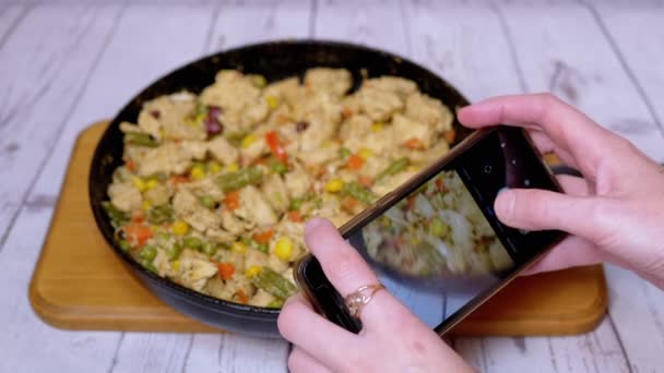 Vrouw Het Nemen Van Foto Van Gebakken Vlees Met Groenten — Stockvideo