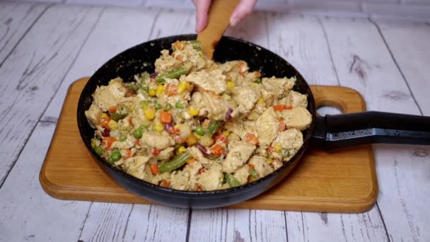 Female Hand Mixing Fried Chicken Meat Vegetables Frying Pan Dalam — Stok Video