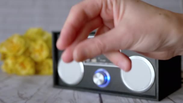 Woman Snaps Fingers Background Playing Tape Recorder Desk Movimento Das — Vídeo de Stock