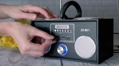 Bir Radyonun Bağlantısı 'ndan USB USB bellek çıkaran Kadın Eller, Oyuncu. Müzik dosyalarını dinlemek, MP3 'ü modern bir stereo teypte taşınabilir USB bellek kullanarak tuşlar, hoparlörler....