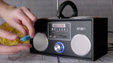 Kadın Eller USB USB belleği bir radyonun bağlantısına bağlıyor, Oyuncu. Müzik dosyalarını dinlemek, MP3 'ü modern bir stereo teypte taşınabilir USB bellek kullanarak tuşlar, hoparlörler....
