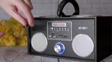 Kadın Eller USB USB belleği bir radyonun bağlantısına bağlıyor, Oyuncu. Müzik dosyalarını dinlemek, MP3 'ü modern bir stereo teypte taşınabilir USB bellek kullanarak tuşlar, hoparlörler....