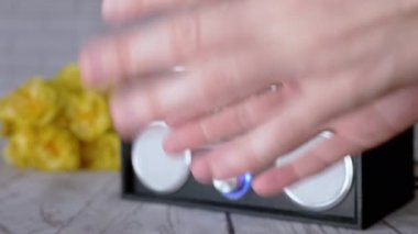 Stereo Teyp Çalarken Ritmik Dans Eden El Hareketleri. Parmaklar bulanık, avuçlar bulanık arka planda çiçekler masanın üzerinde, radyo, alıcı, teyp. Disko