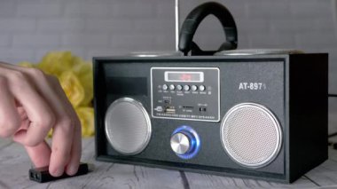 Kadın Eller USB USB belleği bir radyonun bağlantısına bağlıyor, Oyuncu. Müzik dosyalarını dinlemek, MP3 'ü modern bir stereo teypte taşınabilir USB bellek kullanarak tuşlar, hoparlörler....