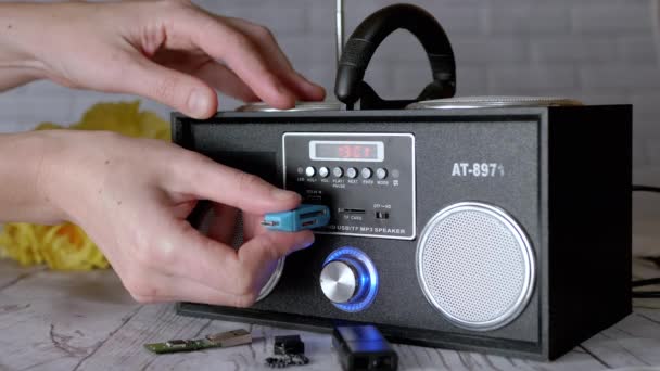 Bir Radyonun Bağlantısı Ndan Usb Usb Bellek Çıkaran Kadın Eller — Stok video