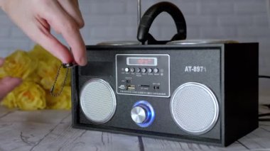 Kadın Eller USB USB belleği bir radyonun bağlantısına bağlıyor, Oyuncu. Müzik dosyalarını dinlemek, MP3 'ü modern bir stereo teypte taşınabilir USB bellek kullanarak tuşlar, hoparlörler....