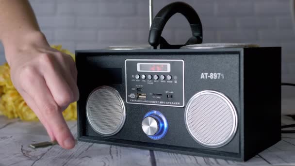 Żeńskie Ręce Podłączanie Pendrive Złącza Radia Odtwarzacza Słuchając Plików Muzycznych — Wideo stockowe