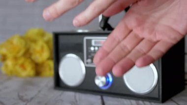 Stereo Teyp Çalarken Ritmik Dans Eden El Hareketleri. Parmaklar bulanık, avuçlar bulanık arka planda çiçekler masanın üzerinde, radyo, alıcı, teyp. Disko