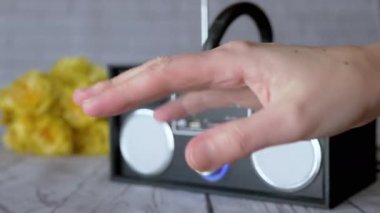 Stereo Teyp Çalarken Ritmik Dans Eden El Hareketleri. Parmaklar bulanık, avuçlar bulanık arka planda çiçekler masanın üzerinde, radyo, alıcı, teyp. Disko