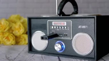 USB Flaş bellek Modern bir ses kayıt cihazının yuvasına yerleştirildi. Müzik dosyaları dinlemek, radyoda taşınabilir bir USB bellek kullanmak, tuşları, hoparlörleri olan bir çalar. Müzik, dosyalar.