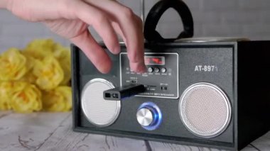 Bir Radyonun Bağlantısı 'ndan USB USB bellek çıkaran Kadın Eller, Oyuncu. Müzik dosyalarını dinlemek, MP3 'ü modern bir stereo teypte taşınabilir USB bellek kullanarak tuşlar, hoparlörler....