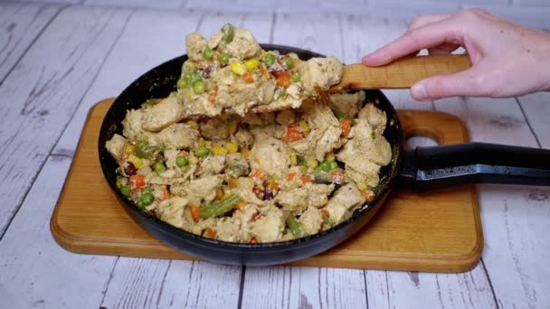 Female Hand Mixing Fried Chicken Meat Met Groenten Een Koekenpan — Stockvideo