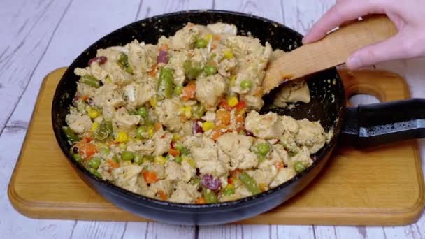 Samica Ręczne Mieszanie Smażonego Mięsa Kurczaka Warzywami Patelni Jasne Kawałki — Wideo stockowe