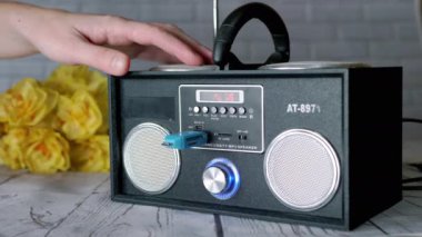 Bir Radyonun Bağlantısı 'ndan USB USB bellek çıkaran Kadın Eller, Oyuncu. Müzik dosyalarını dinlemek, MP3 'ü modern bir stereo teypte taşınabilir USB bellek kullanarak tuşlar, hoparlörler....