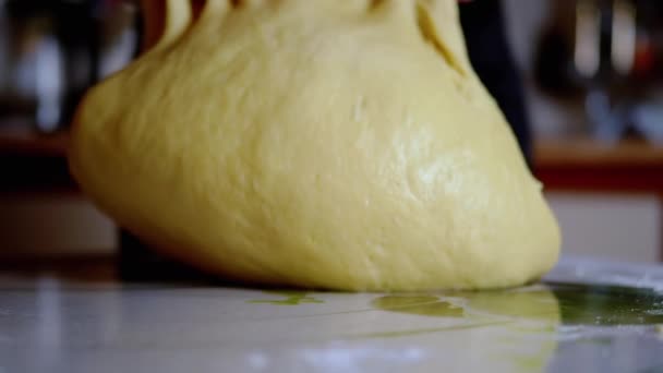 Weibliche Hände Kneten Hefeteig Auf Dem Küchentisch Lockerer Gelber Glatter — Stockvideo