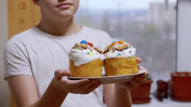 Chico Pie Cocina Sostiene Dos Pasteles Pascua Plato Primer Plano — Vídeos de Stock