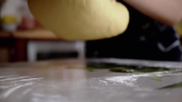 Γυναικεία Χέρια Είναι Γονατιστή Ζύμη Dough Πετώντας Ένα Τραπέζι Sprinkled — Αρχείο Βίντεο