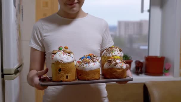 Enfant Tenant Nombreux Gâteaux Pâques Sur Plateau Debout Dans Cuisine — Video