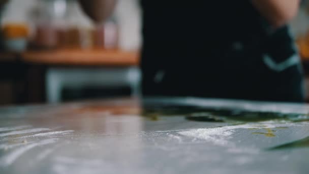 女性の手は酵母生地を混練しています 小麦粉で振りかけテーブルの上にトス パンを作るための黄色 滑らかな生地 家庭で家族のために甘いおいしいペストリーを調理します スローモーション — ストック動画