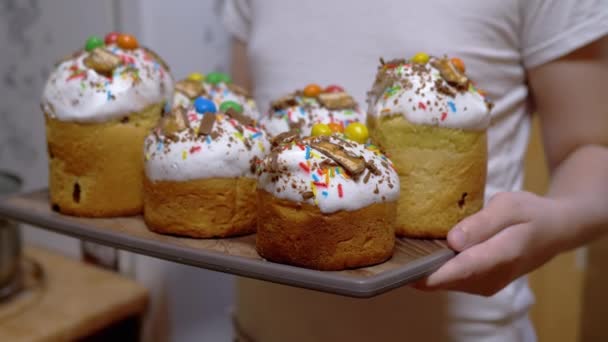 Bir Tepside Bir Çok Paskalya Pastası Tutan Mutfakta Duran Çocuk — Stok video