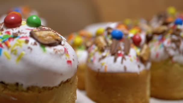 Molti Variopinti Cupcake Pasquali Decorati Con Ghiaccio Bianco Pezzi Cioccolato — Video Stock