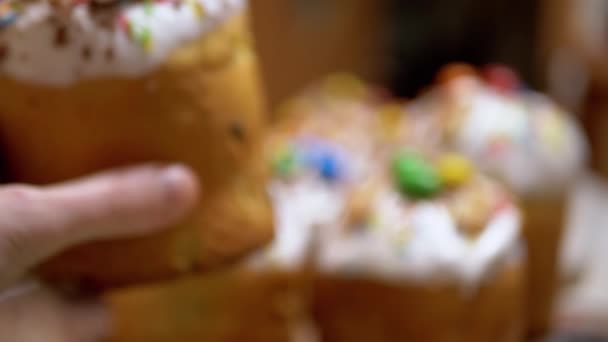 Vrouwelijke Hand Duurt Een Paastaart Versierd Met Kleurrijk Poeder Confetti — Stockvideo