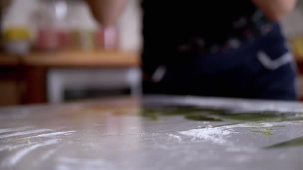 Γυναικεία Χέρια Είναι Γονατιστή Ζύμη Dough Πετώντας Ένα Τραπέζι Sprinkled — Αρχείο Βίντεο