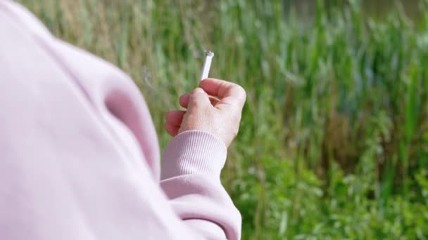 Femmina Fuma Una Sigaretta Fumante Tramonto Nei Raggi Del Sole — Video Stock
