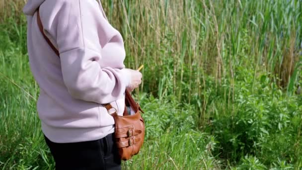 Frau Mit Zigarette Der Hand Blickt Auf Eine Wunderschöne Landschaft — Stockvideo