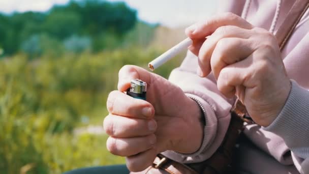 Femme Essaie Allumer Une Cigarette Avec Briquet Assis Dans Nature — Video