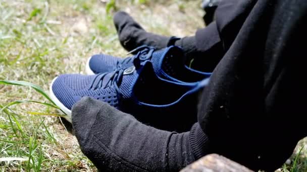 Cansado Pernas Uma Mulher Meias Lado Sapatos Estão Descansando Natureza — Vídeo de Stock