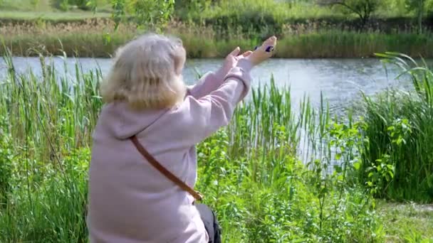 Žena Natahuje Ruce Slunci Užívá Krásnou Přírodu Blízkosti Řeky Zadní — Stock video