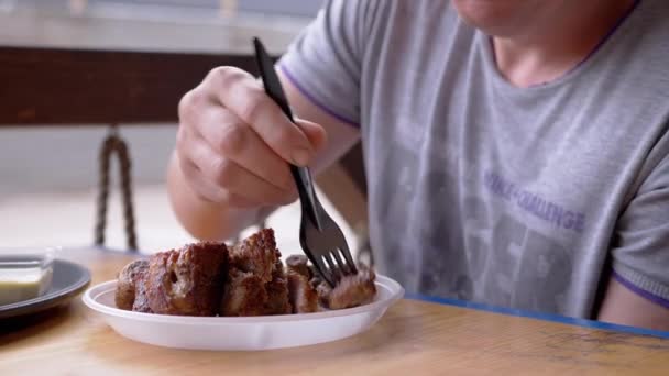 Hungry Man Dipping Piece Fried Kebab Steak White Sauce Puts — Stock Video
