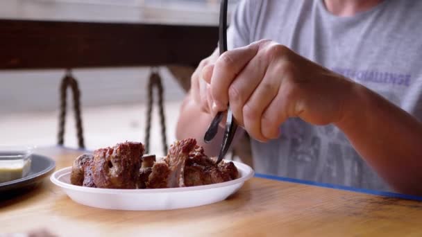 Männliche Hände Schneiden Mit Messer Und Gabel Saftig Gebratenes Steak — Stockvideo