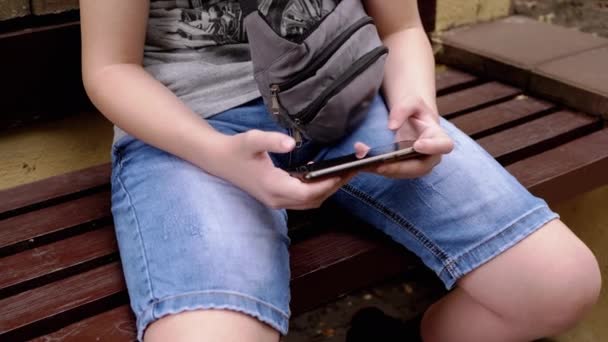 Niño Jugando Videojuegos Teléfono Inteligente Parque Aire Libre Sentado Banco — Vídeos de Stock