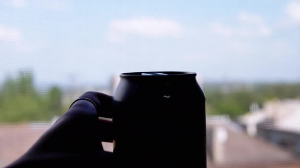 Siluetteki Kadın Pencere Kenarındaki Işığa Açık Bira Kutusu Tutuyor Pencerenin — Stok video