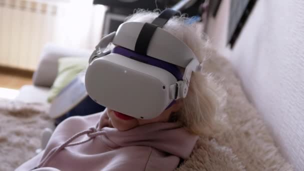 Женщина Сидящая Диване Шлеме Очками Виртуальной Реальности Счастливая Пожилая Геймерша — стоковое видео