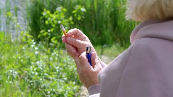 Woman Holding Cigarette Lighter Hands Smokes Nature Sun Smoking Smoker — Stock Video