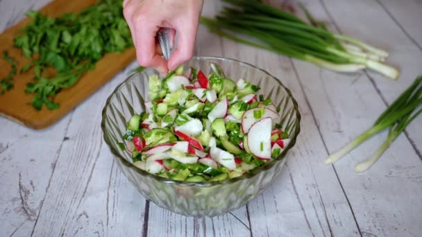 Mani Chef Mescolare Con Cucchiaio Insalata Verdure Con Ravanello Cetriolo — Video Stock