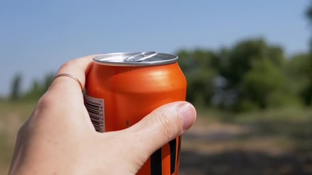 Vrouwelijke Hand Houden Van Een Open Blikje Bier Kan Omhoog — Stockvideo