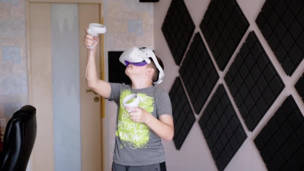 Teenager Γυαλιά Χειριστήρια Παιχνιδιών Παίζει Ένα Ηχομονωτικό Δωμάτιο Αγόρι Λευκό — Αρχείο Βίντεο