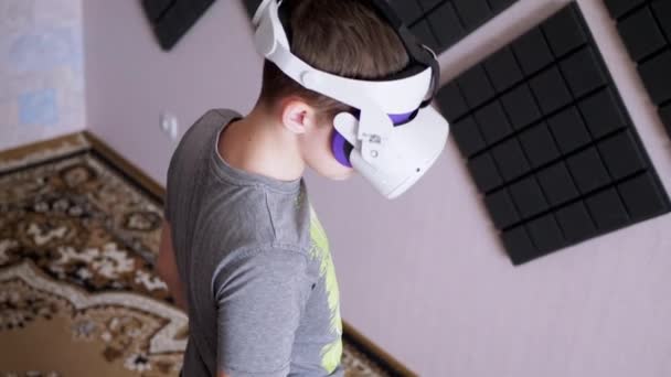 Teenager Γυαλιά Χειριστήρια Παιχνιδιών Παίζει Ένα Ηχομονωτικό Δωμάτιο Αγόρι Λευκό — Αρχείο Βίντεο
