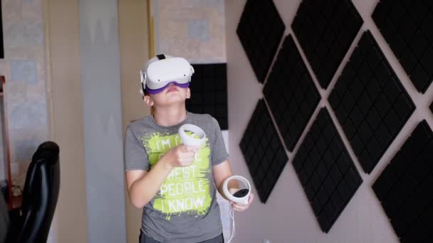 Teenager Brille Mit Spielcontroller Spielt Einem Schallisolierten Raum Junge Mit — Stockvideo