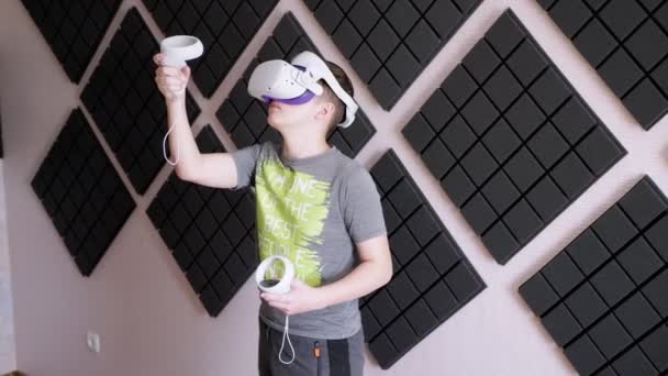 Adolescente Óculos Com Controladores Jogos Joga Uma Sala Prova Som — Vídeo de Stock