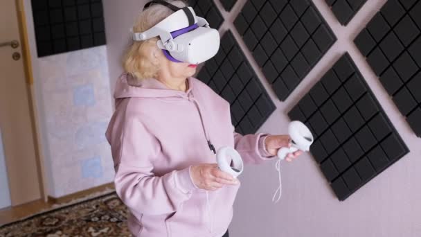 Perempuan Dalam Glasses Dengan Game Controllers Plays Ruang Kedap Suara — Stok Video