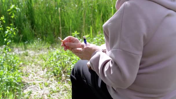 Женщина Держащая Сигарету Зажигалку Руках Курит Природе Солнце Курение Курильщик — стоковое видео