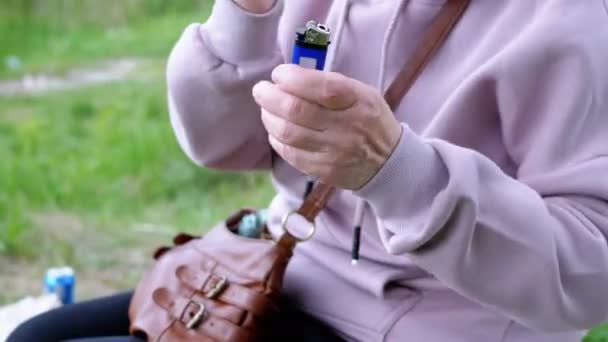 Femeie Care Deține Țigară Brichetă Mâini Care Stă Natură Soare — Videoclip de stoc