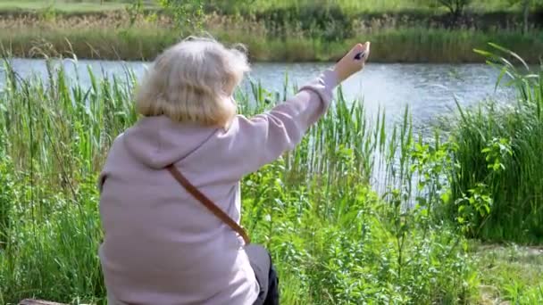 Женщина Протягивает Руки Солнцу Наслаждаясь Красивой Природой Реки Вид Сзади — стоковое видео